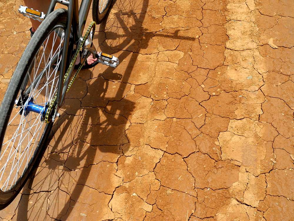 Rowerem po tajlandii czerwona ziemia w azji