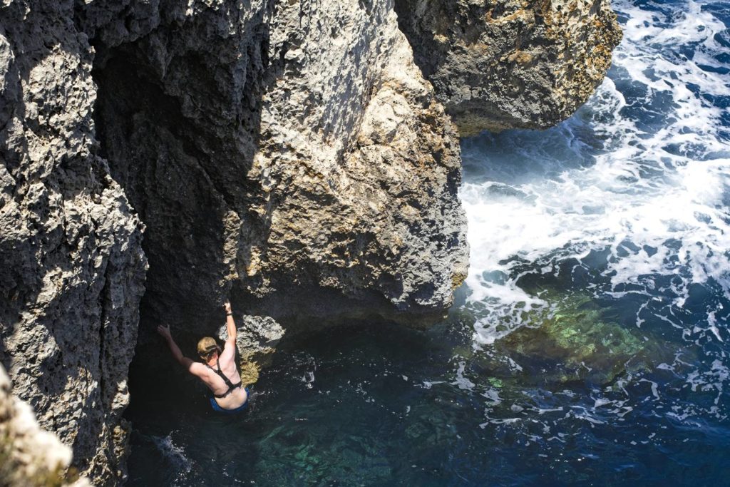Malta na wakacje skoki do wody ze skal wspinaczka