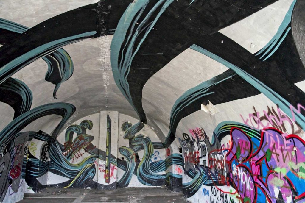 forty forty na forcie bema galeria street artu grafitti z wezami